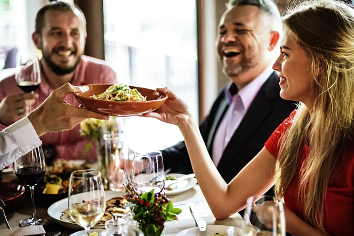 Personas disfrutando de una comida