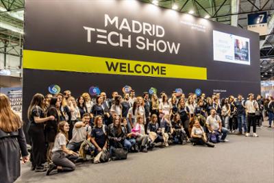 Personas entrando por las puertas de IFEMA Madrid a Madrid tech Show
