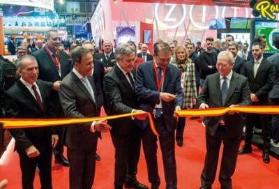 Personas en la Feria Internacional del Juego