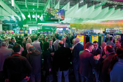 Personas en la Feria Internacional del Juego