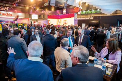 Personas en la Feria Internacional del Juego