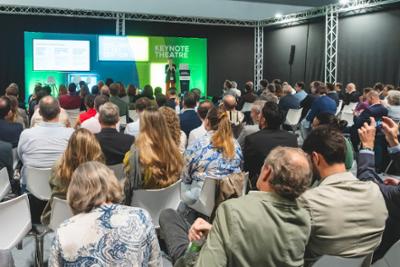 Personas en pabellones de Madrid tech Show