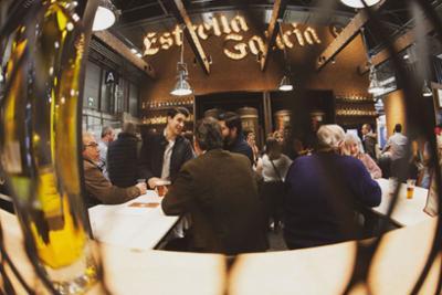 Personas reunidas en salon Gourmets