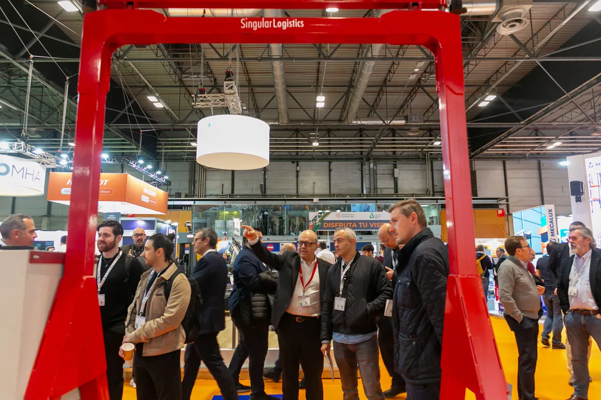 personas en un stand de la feria Logistics and automation