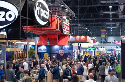 personas en stands de charcutexpo