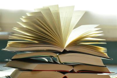 Pila de libros más leídos en España en 2025