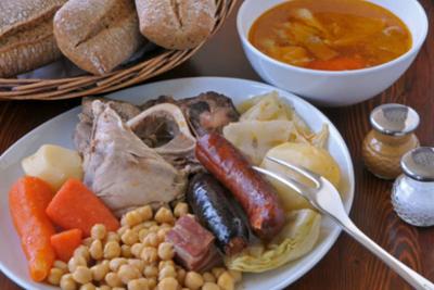 Plato de cocido madrileño