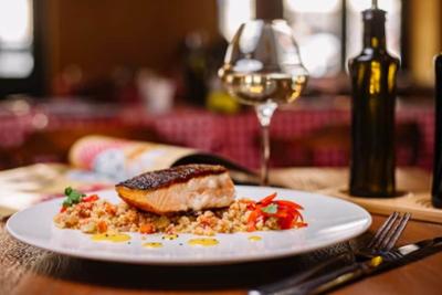 Plato de salmón restaurante barrio Salamanca Madrid