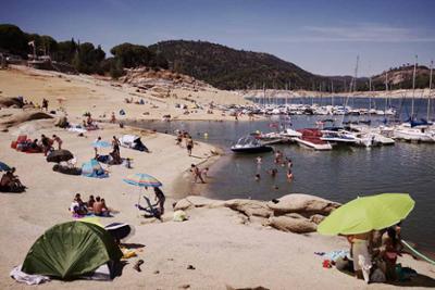 Playa Virgen de la Nueva en el Pantano de San Juan, con Bandera Azul