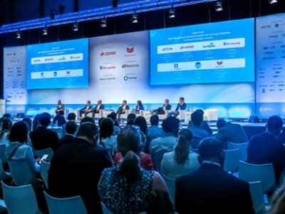 ponentes encima del escenario en Connecting Green Hydrogen Europe