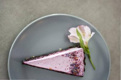 Porción de tarta color lila