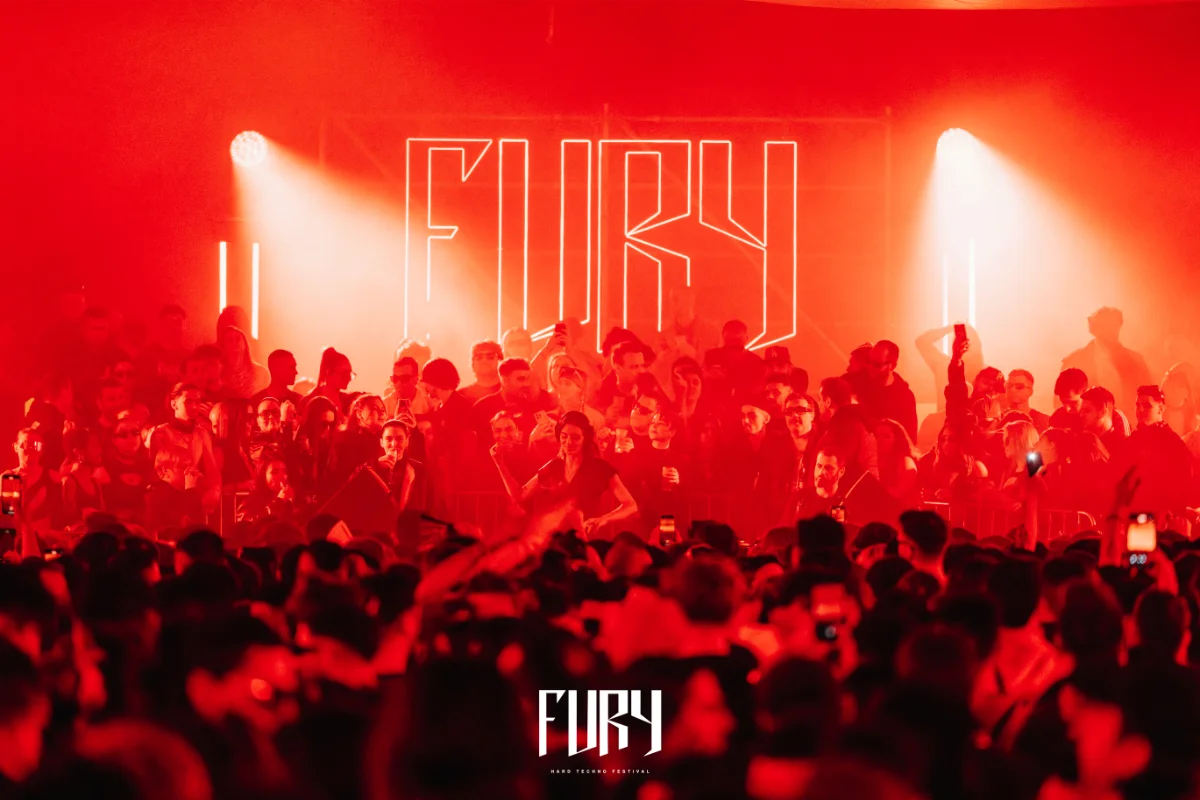 Publico en el Fury Festival bailando
