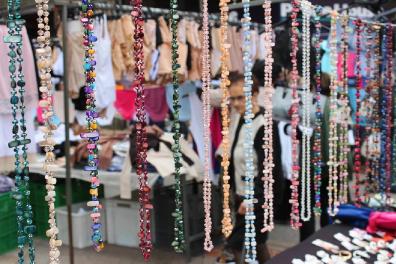 Puesto de collares en el Rastro