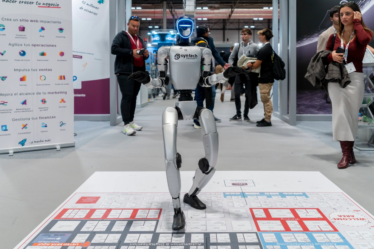 RObot amarillo humanoide en logistics and automation