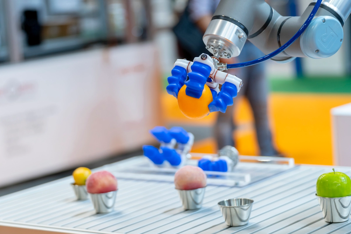 RObot cogiendo unas bolas en logistics and automation