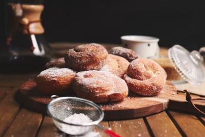 Rosquillas de san isidro con azúcar espolvoreado