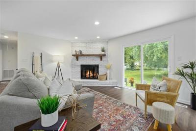 Salón con materiales naturales, tendencias 2026