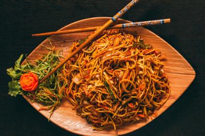 Tallarines con verduras al wok