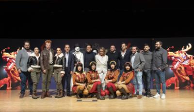 Todos los participantes en la presentación con personajes de los espectáculos.