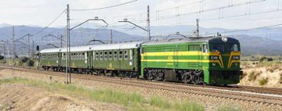 Tren histórico de Felipe II circulando por la Sierra de Guadarrama en primavera camino de El Escorial