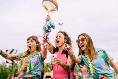 tres amigas cantando en Love The Twenties