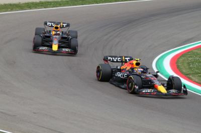 Verstappen y Checo Pérez en sus red bull RB19