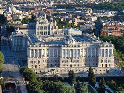 Vista aérea del Palacio REal, jardines de Sabatini y Catedral de la Almudena, Símbolos del Madrid real