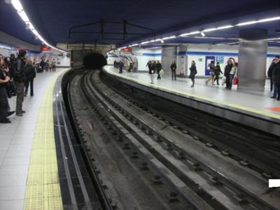 Vista interior de los andenes de la estación de Sol
