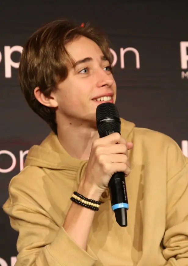 Raphael Luce fotografiado para el evento de Stranger Things