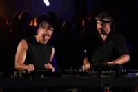 artistas pinchando en el escenario de Experience by Camelphat