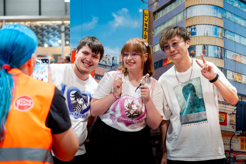 Asistentes haciéndose una foto con un invitado en la Japan Weekend Madrid