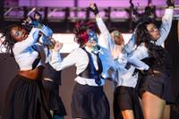 Bailarines con cosplay en escenario