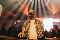 Black Coffee pinchando música en un concierto rodeado de gente