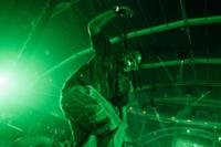 Cantante bailando encima de escenario en Antídoto Festival