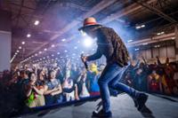 Cantante dando un concierto en la japan weekend