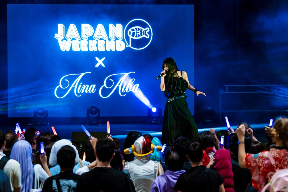 Cantante en la Japan weekend Madrid con fondo azul