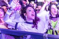 una chica bailando y cantando en el publico de horteralia