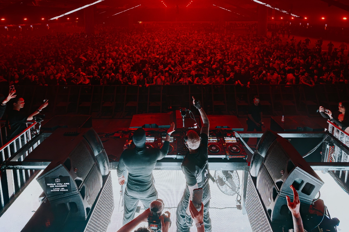 chica del publico de blackworks-festival con un pasamontañas señalando a la cámara