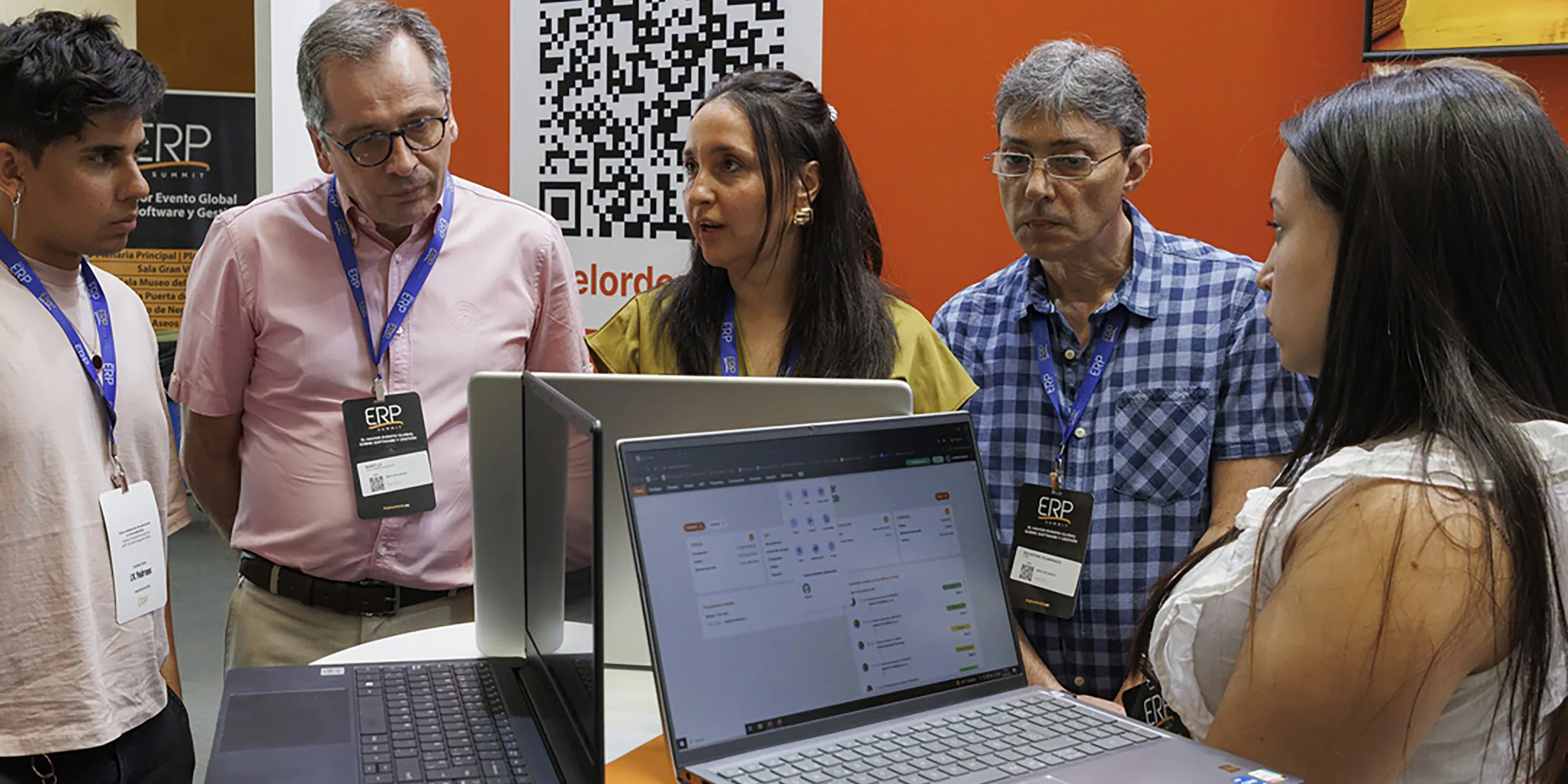 Chica explicando a gente en un stand