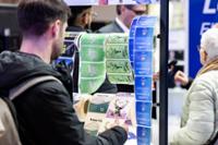 Chico mirando pegatinas en C!Print