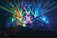 Concierto de The Australian Pink Floyd en el escenario con una figura de un conejo gigante