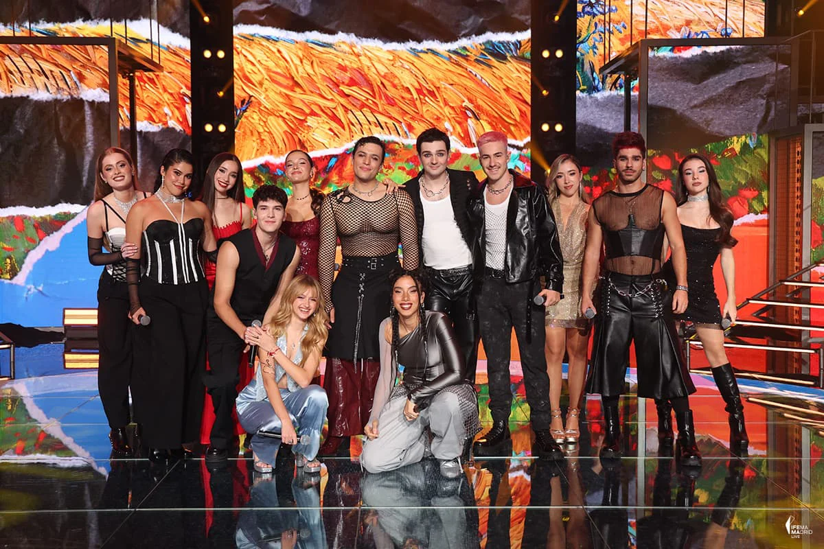 Concursantes de OT25 posando para la foto encima del escenario