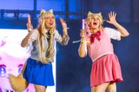 Cosplayers posando en evento