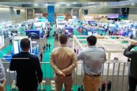 cuatro personas en AOTEC mirando a los visitantes