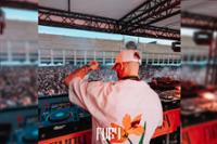Dj con camiseta y gorra blanca tocando en Fury Festival
