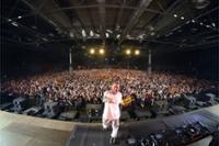 Dj nano encima del escenario mirando a cámara en Oro Viejo