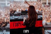 Dj tocando en Fury Festival bailando y levantando el brazo