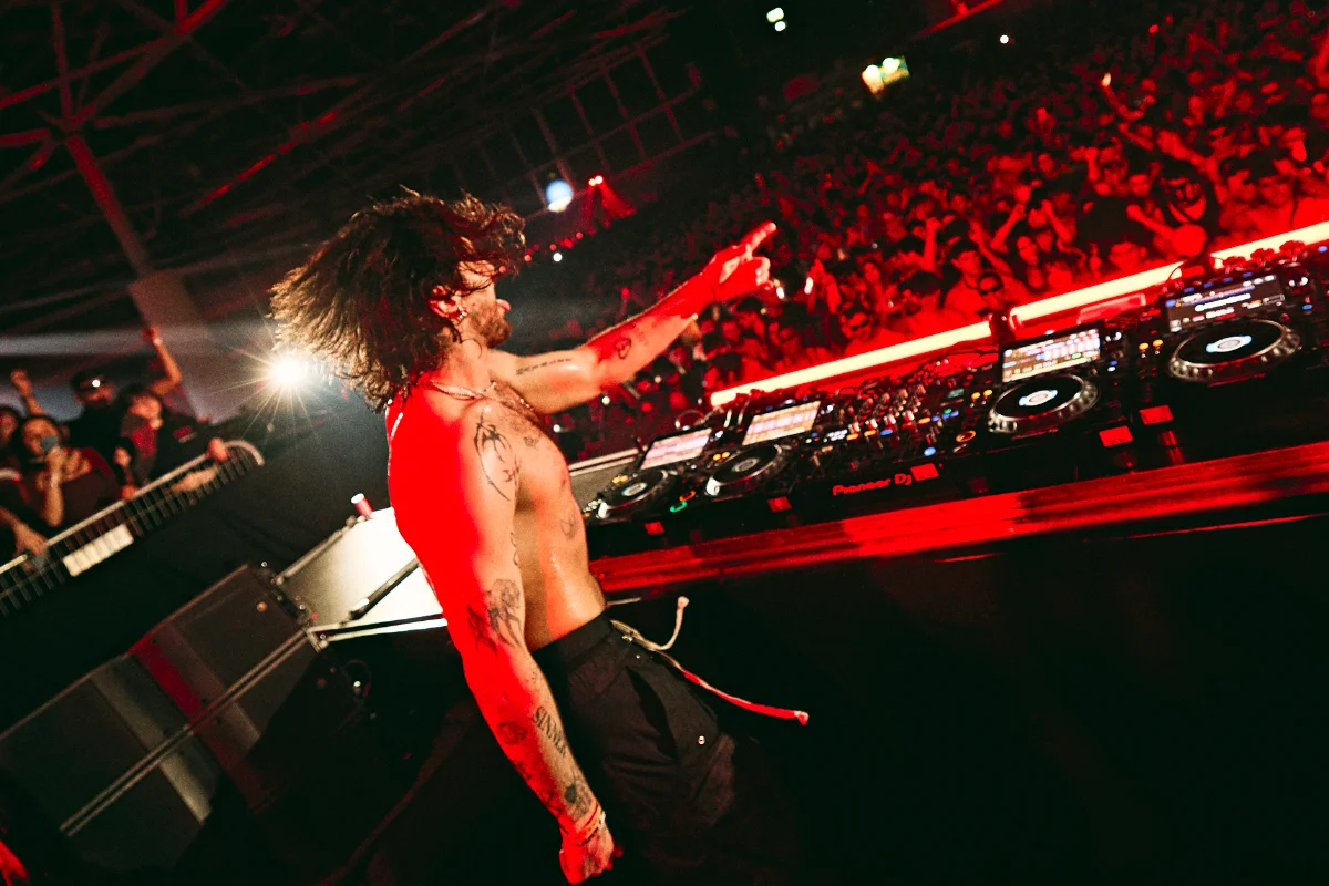 Dj tocando musica sin camiseta en Fury Festival