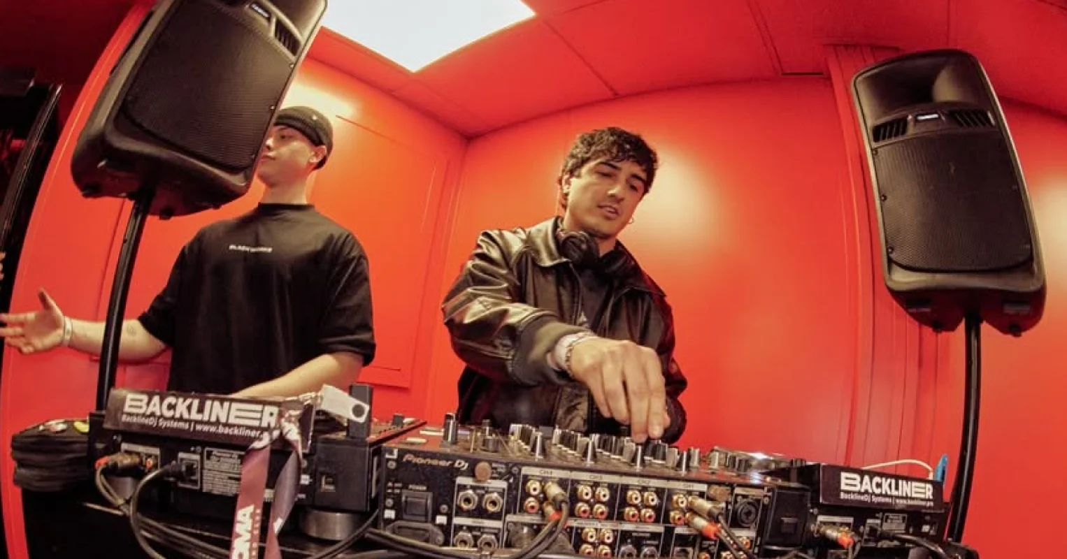 Djs tocando musica con un fondo rojo en Scrapworld