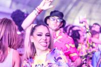 Dos personas bailando y cantando en el publico de horteralia